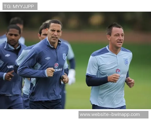 老友重聚费迪南德与范佩西维迪奇共享美好时光合影温馨回忆